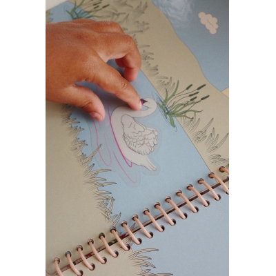 konges-cahier-stickers-le-beguin-de-charlie-concept-store-tours1 cahier autocollants stickers activité book livre a activité crayon coller colle occupation konges enfants concept store bebe petits jeu jeux activity amuser le béguin de Charlie Tours centre de tours Indre et Loire parents famille créatif loisir