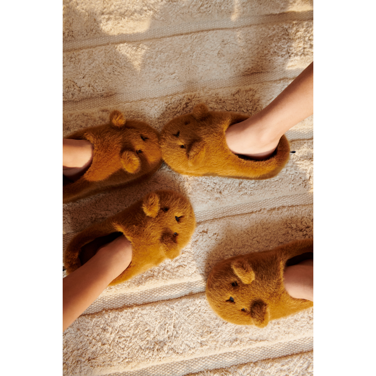 liewood-doudou-peluche-cadeau-naissance-le-beguin-de-charlie-tours-LW19587_3050_6 paire de chaussons Liewood pour enfants chez le béguin de Charlie, Tours en forme d'animaux ours