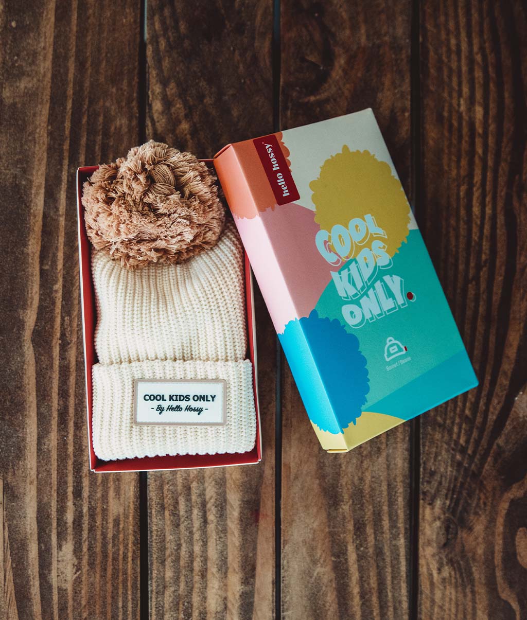 block-sandy-ponpon-enfants-hello-hossy-le-beguin-de-charlie bonnet pour enfant accessoire de mode pour la famille et pour l'hiver bonnet avec poupon pour se protéger du froid de la marque Hello Hossy le béguin de Charlie Tours