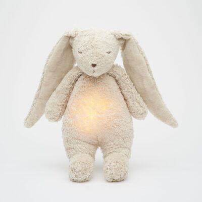 moonie peluche bruits blancs avec veilleuse et sons apaisants pour bébé cadeau de naissance doudou tout doux pour accompagner vers l'endormissement et apaiser les nouveaux nés mais aussi les enfants un peu plus grands chez le béguin de Charlie à Tours