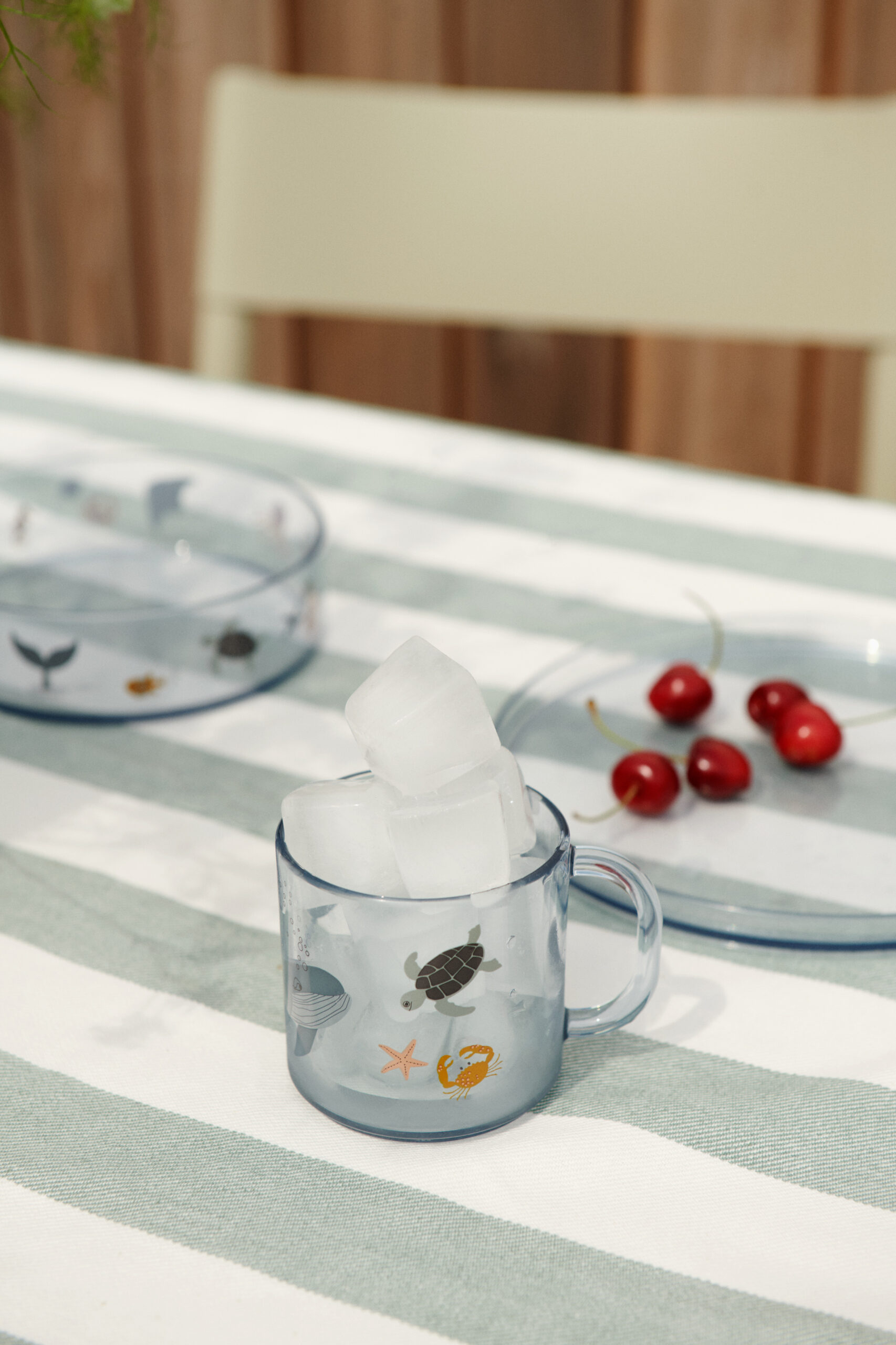 set-viva-sea-creatures-liewood-le-beguin-de-charlie set de repas pour bébés et enfants avec assiette bol et tasse avec hanse au motif animaux de la mer de la marque Liewood chez le béguin de Charlie à Tours