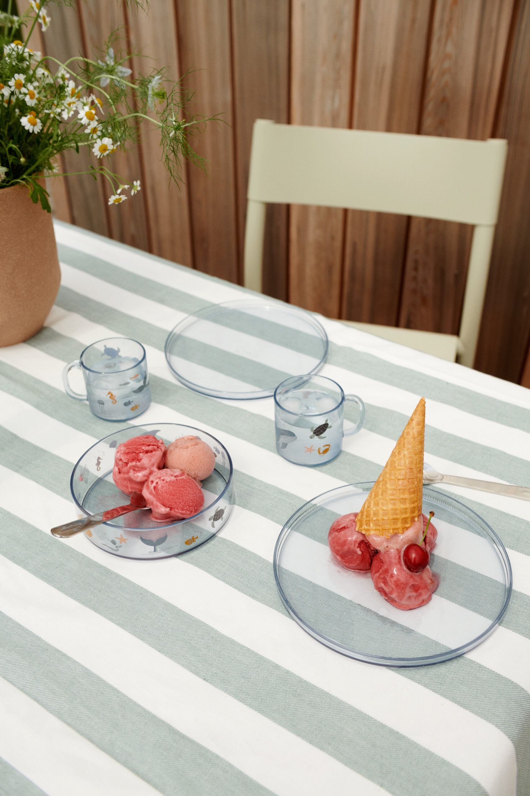 viva-repas-sea-creatures-liewood-le-beguin-de-charlie set de repas pour bébés et enfants avec assiette bol et tasse avec hanse au motif animaux de la mer de la marque Liewood chez le béguin de Charlie à Tours