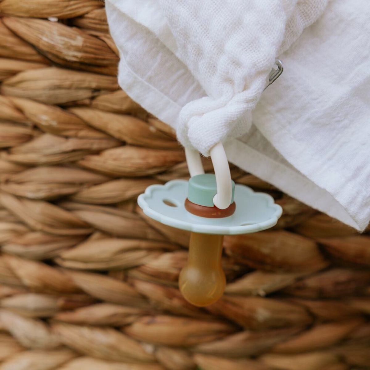 frigg-daisy-bloom-tetine-le-beguin-de-charlie tétine pour bébé coloré de la marque Frigg idée de cadeau de naissance chez le béguin de Charlie à Tours