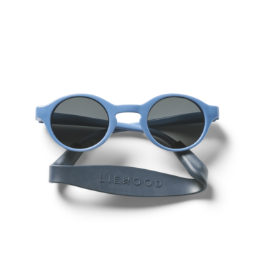 accessoire pour l'été - lunettes de soleil avec sangle en silicone bleu pour bébés et enfants - marque Liewood - disponible chez Le béguin de Charlie en ligne et en boutique à Tours