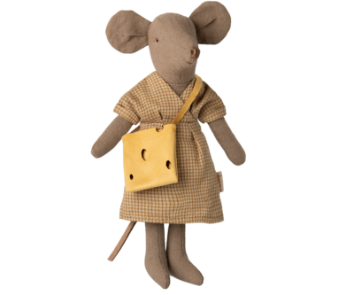 maman souris light brown vêtu d'une robe et un sac jaune - jouets pour enfants de la marque Maileg - disponible en boutique ou en ligne chez Le béguin de Charlie