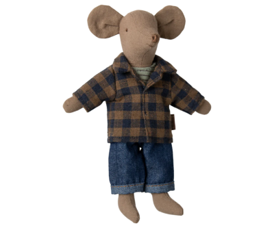 papa souris habillé avec sa chemise à carreaux et son jean - jouets pour enfants de la marque Maileg - disponible en boutique ou en ligne chez Le béguin de Charlie