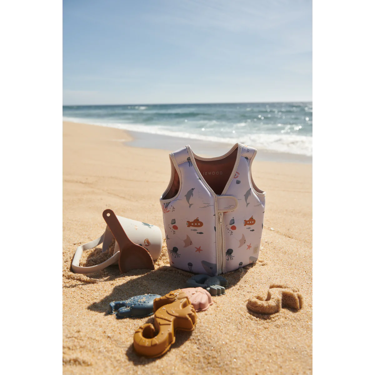 sea-creature-gilma-liewood-le-beguin-de-charlie set de plage Gilma avec moules pelle et sceau en silicone - de la marque Liewood - disponible en ligne et en boutique chez Le béguin de Charlie à Tours