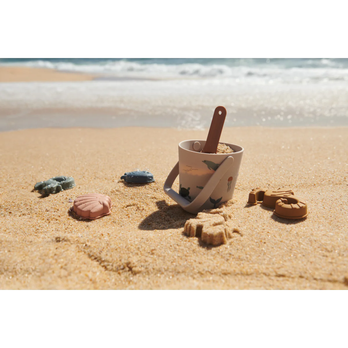 set-de-plage-sea-creature-gilma-liewood-le-beguin-de-charlie moules sceau et pelle de plage en silicone pour enfants Gilma de la marque Liewood motif Sea Créatures - disponible en ligne et en boutique chez Le béguin de Charlie à Tours