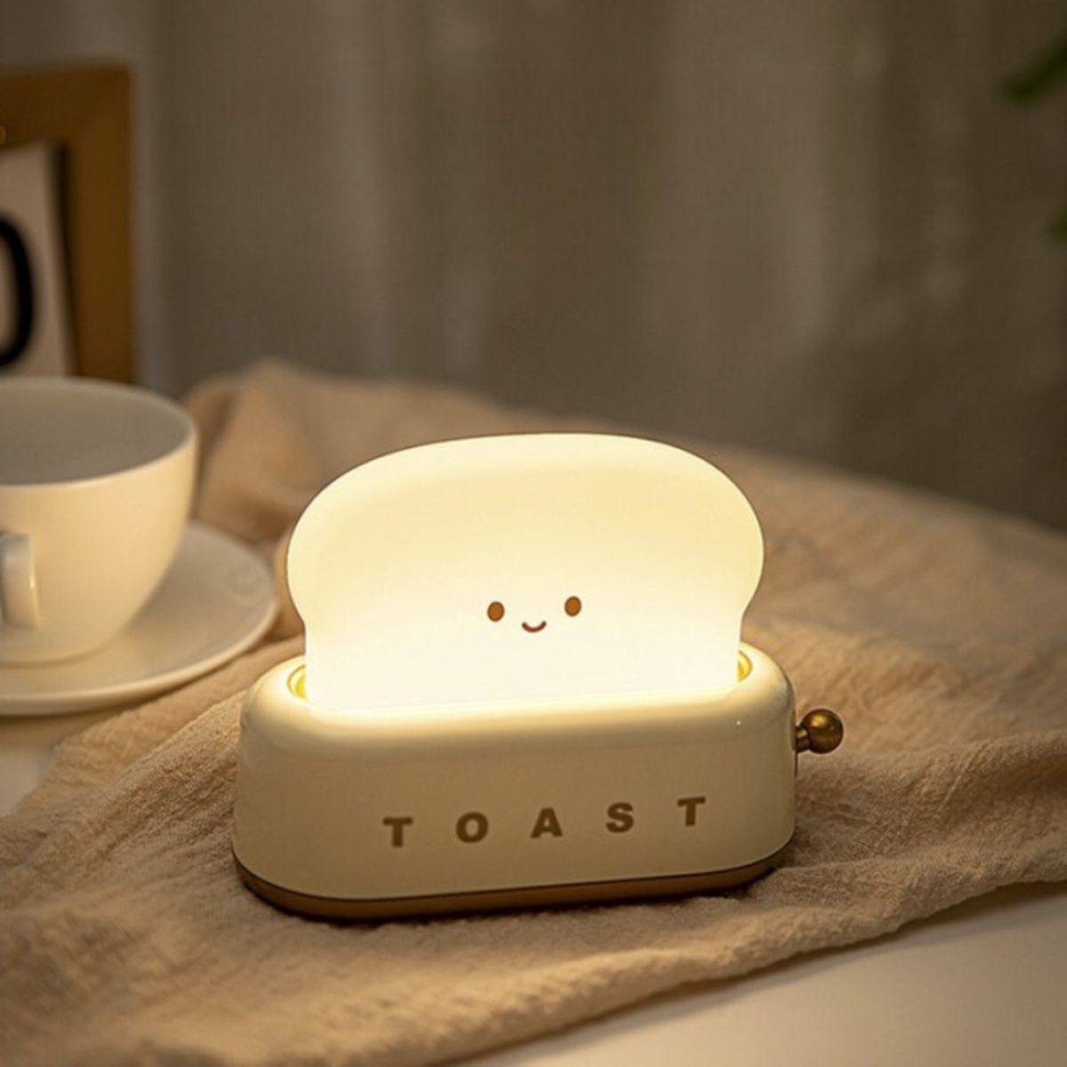 veilleuse-jaune-toaster-marys-le-beguin-de-charlie veilleuse toaster en forme de grille pain pour les bébés, les enfants mais aussi les adultes, une super idée de cadeau de naissance de la marque Mary's chez le béguin de Charlie à Tours