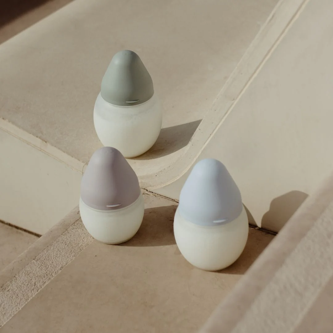 biberon-sage-anti-colique-150-ml-elhee-le-beguin-de-charlie.jpg biberon anti colique pour bébés en forme du sein de la maman pour une transition facile de la marque Elhée chez le béguin de Charlie à Tours