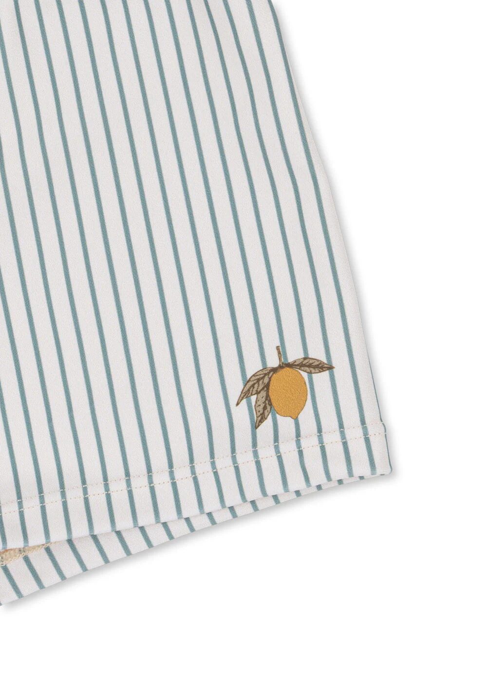 tea-stripe-aster-citron-short-de-bain-konges-slojd-le-beguin-de-charlie petit citron sur short de bain à rayures pour bébés et enfants pour l'été et pour la baignade de la marque Konges Slojd - disponible chez Le béguin de Charlie à Tours