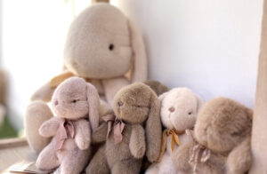peluche lapin pour Pâques idée de petits cadeaux de pâques pour les bébés et les enfants chez Le béguin de Charlie à Tours