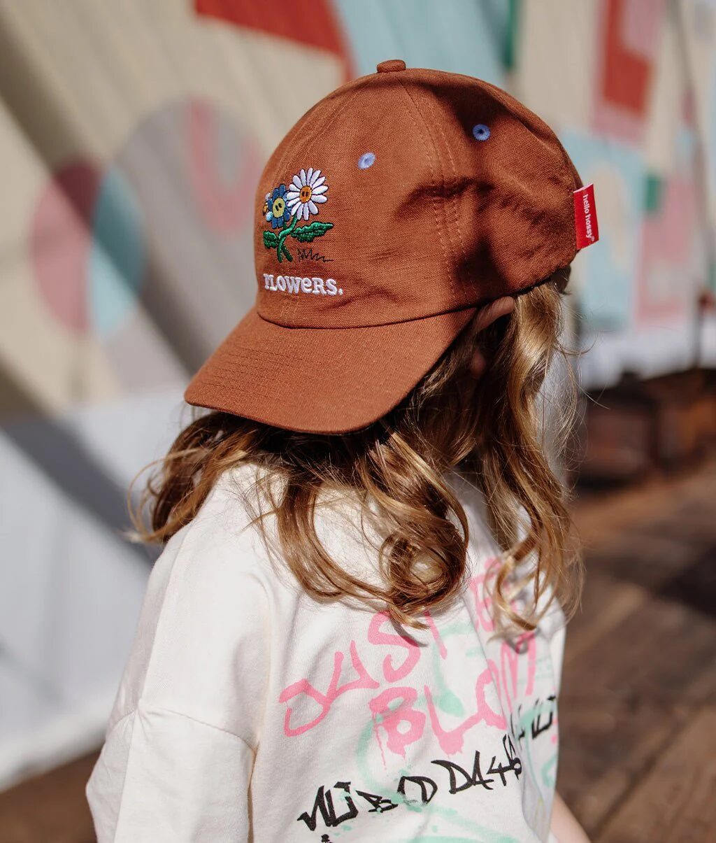 casquette-hello-hossy-flowers-enfant-le-beguin-de-charlie casquette marron avec flowers rétro enfants et bébés - accessoire de mode - de la marque Hello Hoosy - disponible en ligne et en boutique chez Le béguin de Charlie à Tours