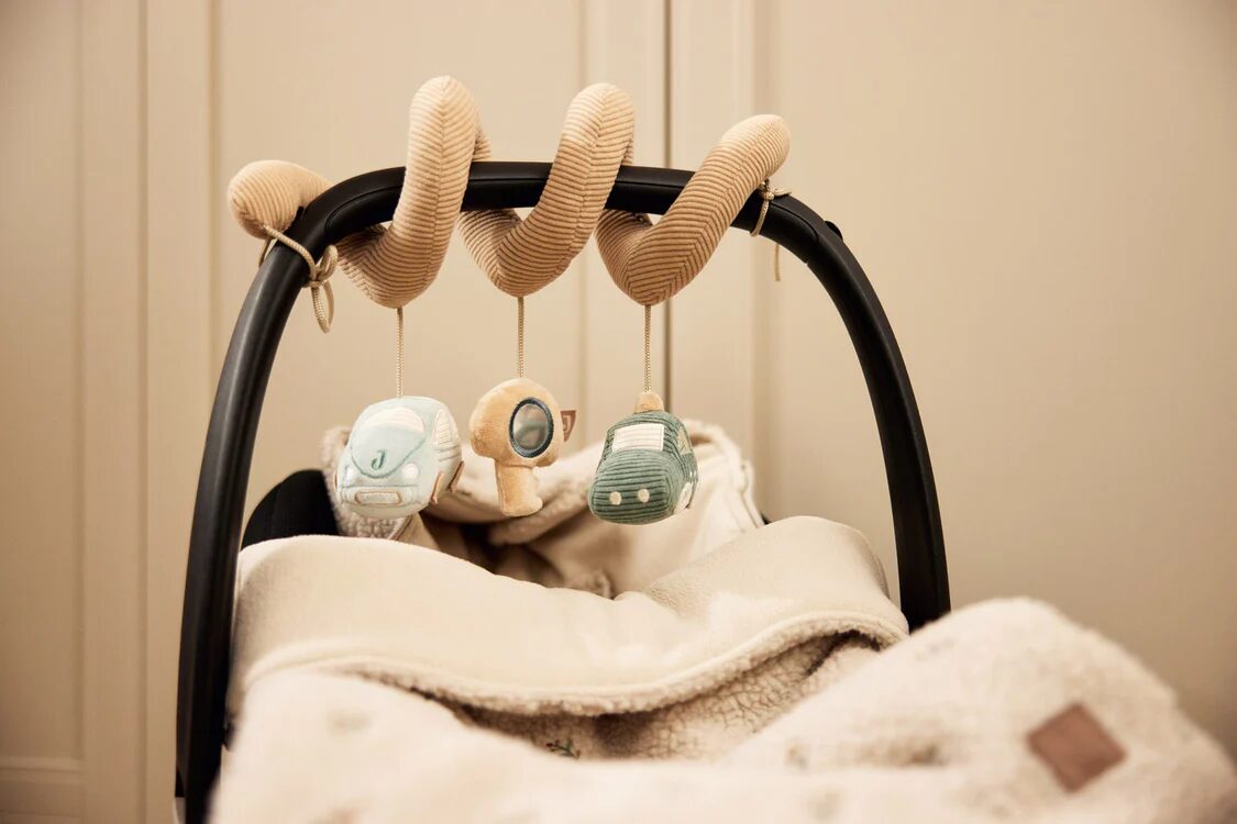 jouet-activite-spirale-on-the-go-jollein-le-beguin-de-charlie jouet pour poussette spirale d'activité jeux pour la voiture la poussette et le berceau - jouets sur le thème des voitures On the go - marque Jollein pour l'éveil des enfants et des bébés - disponible en ligne et en boutique chez Le béguin de Charlie à Tours