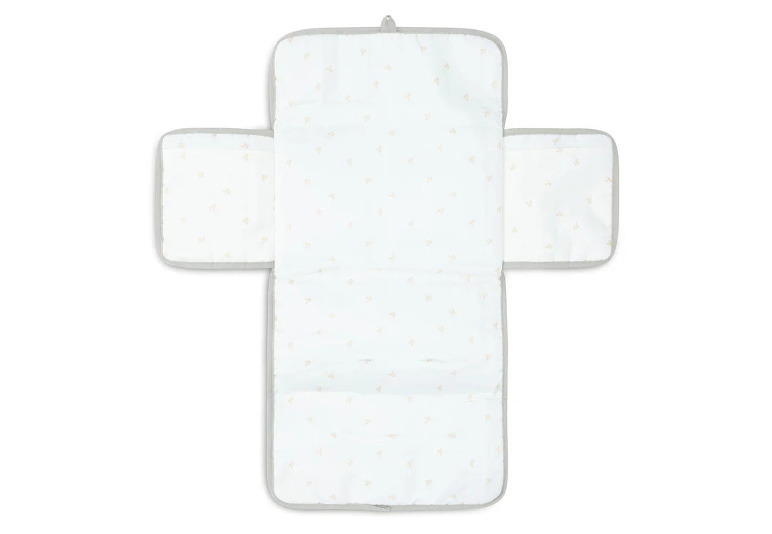 olie-ve-green-tapis-a-langer-nomade-jollein-le-beguin-de-charlie tapis à langer nomade bébés et parents - idées de cadeau pour bébé - couleur olive green marque Jollein - disponible en ligne et en boutique chez Le béguin de Charlie à Tours