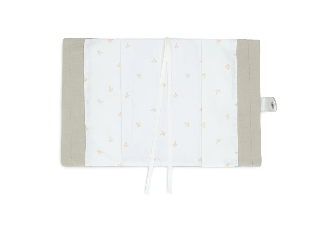 olive-green-protege-carnet-de-sante-jollein-le-beguin-de-charlie protège carnet de santé gaze de coton couleur Olive green - idée cadeau de naissance - de la marque Jollein - disponible en ligne et en boutique chez Le béguin de Charlie à Tours