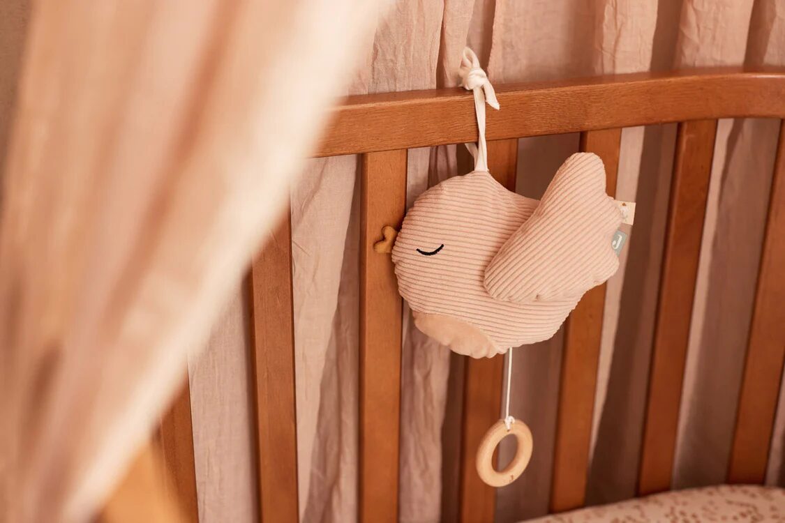 peluche-musicale-bebe-lovely-birds-jollein-le-beguin-de-charlie peluche en forme d'oiseau rose musicale - pour bébés et enfants pour s'endormir paisiblement - de la marque Jollein - disponible en ligne et en boutique chez Le béguin de Charlie à Tours