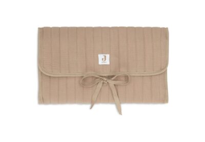 tapis à langer nomade couleur biscuit pour bébés et parents - idées de cadeau de naissance - marque Jollein - disponible en ligne et en boutique chez Le béguin de Charlie à Tours