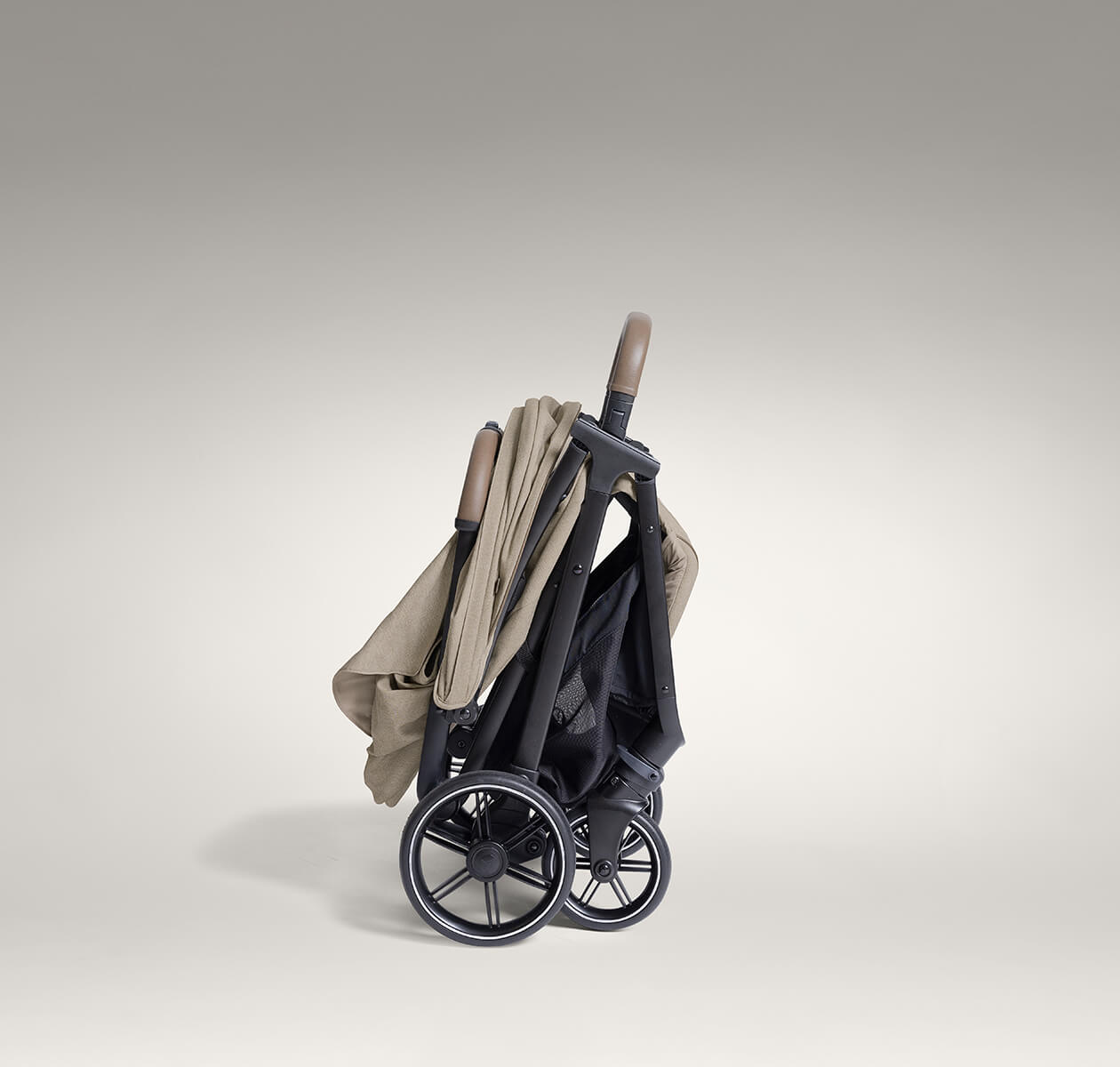 sansdstone-parcel-lx-pliée-poussette-joie-le-beguin-de-charlie poussette joie signature Parcel LX sandstone pliée nomade - poussette pour bébés et enfants de la marque Joie - disponible en ligne et en boutique chez Le béguin de Charlie à Tours