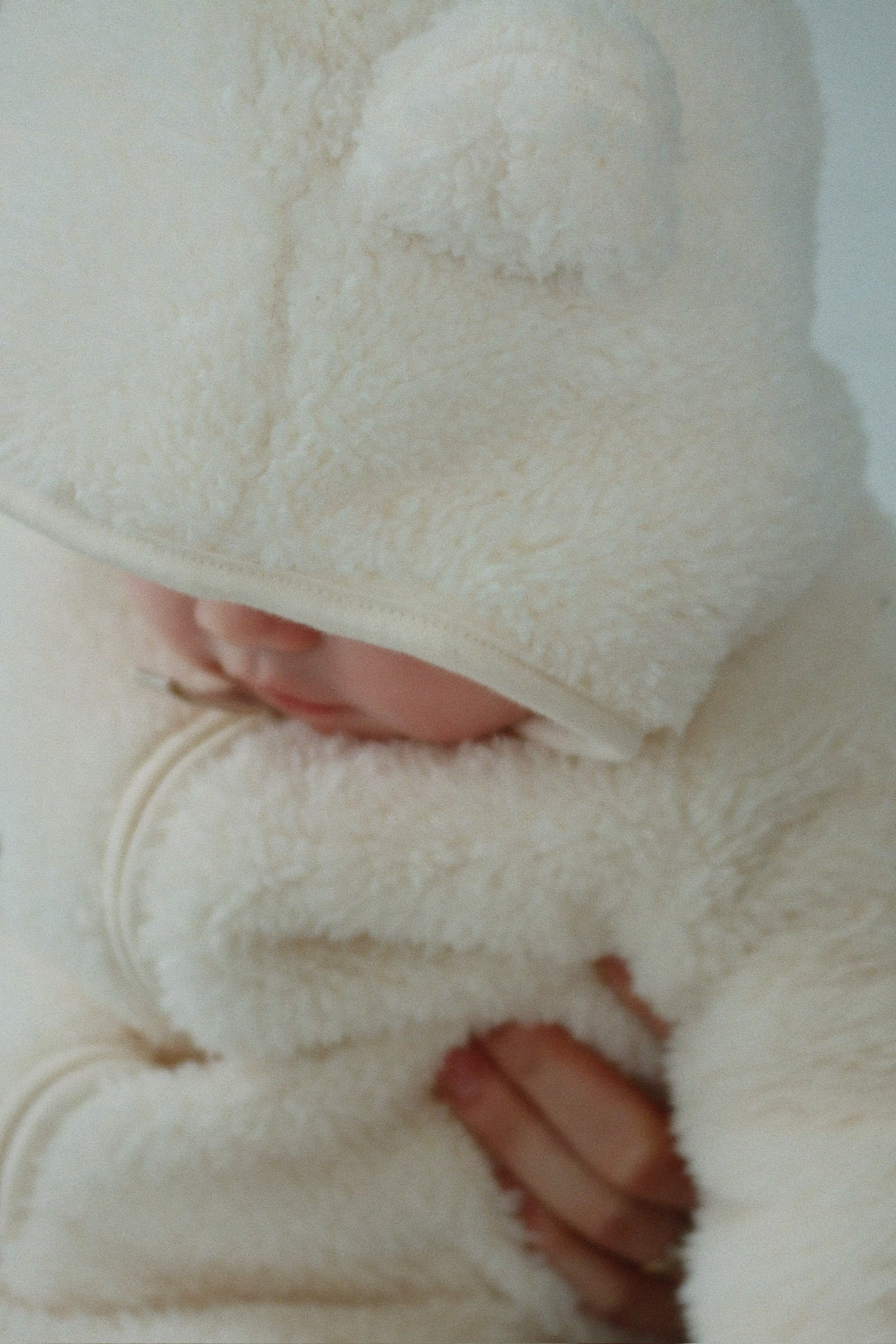 combi-pilote-antique-white-konges-slojd-le-beguin-de-charlie combinaison pilote antique white toute douce en moumoute avec capuche pour bébés - mode et vêtements bébés et enfants - de la marque Konges Slojd - disponible en ligne et en boutique chez Le béguin de Charlie à Tours