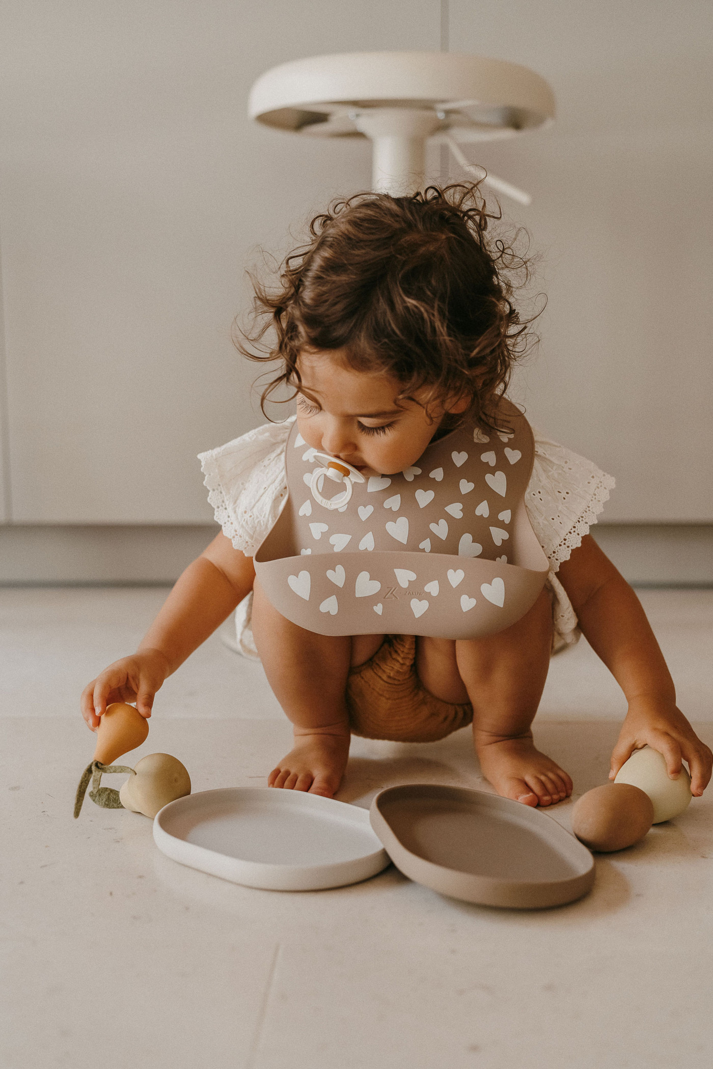 bavoir-love-taupe-bebe-zakuw-le-beguin-de-charlie bavoir en silicone bébé love taupe - motif coeur - idée cadeau de naissance - repas et diversification alimentaire - de la marque Zakuw - disponible en ligne et en boutique chez Le béguin de Charlie à Tours