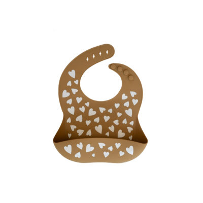 bavoir en silicone love camel - motif coeur - idée cadeau de naissance - repas et diversification alimentaire - de la marque Zakuw - disponible en ligne et en boutique chez Le béguin de Charlie à Tours