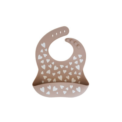 bavoir en silicone love taupe - motif coeur - idée cadeau de naissance - repas et diversification alimentaire - de la marque Zakuw - disponible en ligne et en boutique chez Le béguin de Charlie à Tours