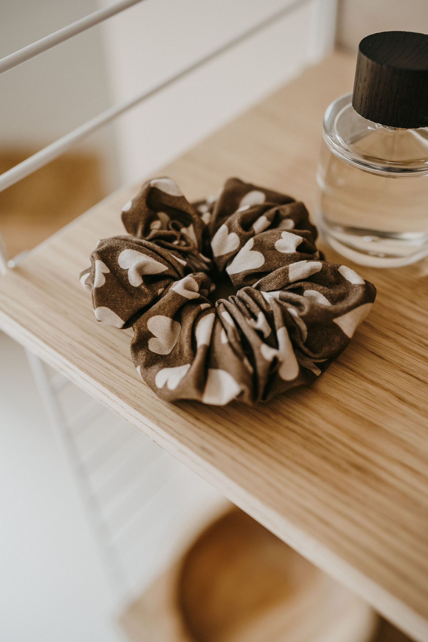 chouchou-cheveux-love-taupe-zakuw-le-beguin-de-charlie chouchou motif love taupe - chouchou accessoire cheveux enfants et adultes - de la marque Zakuw - disponible en ligne et en boutique chez Le béguin de Charlie à Tours