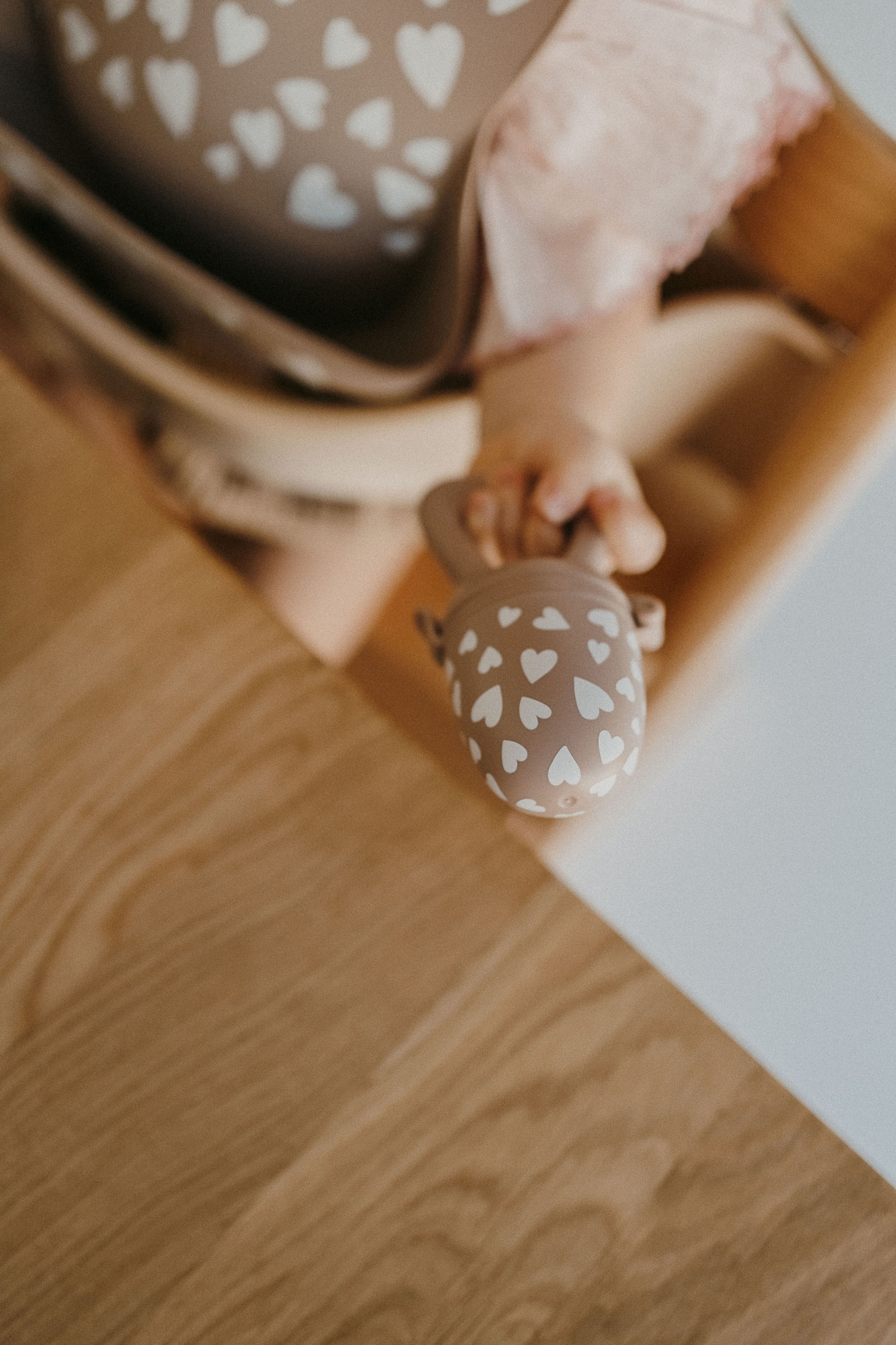 grignoteuse-love-taupe-bebe-zakuw-le-beguin-de-charlie tétine grignoteuse love taupe - indispensable pour la diversification alimentaire - idée cadeau de naissance - de la marque Zakuw - disponible en ligne et en boutique chez Le béguin de Charlie à Tours