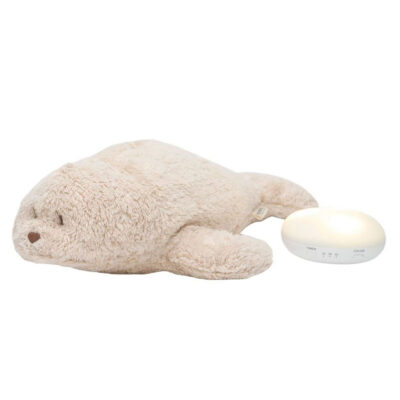 veilleuse peluche phoque Moonie couleur sable - peluche avec veilleuse et bruits blancs - idée cadeau de naissance - pour endormir bébé - de la marque Moonie - disponible en ligne et en boutique chez Le béguin de Charlie à Tours