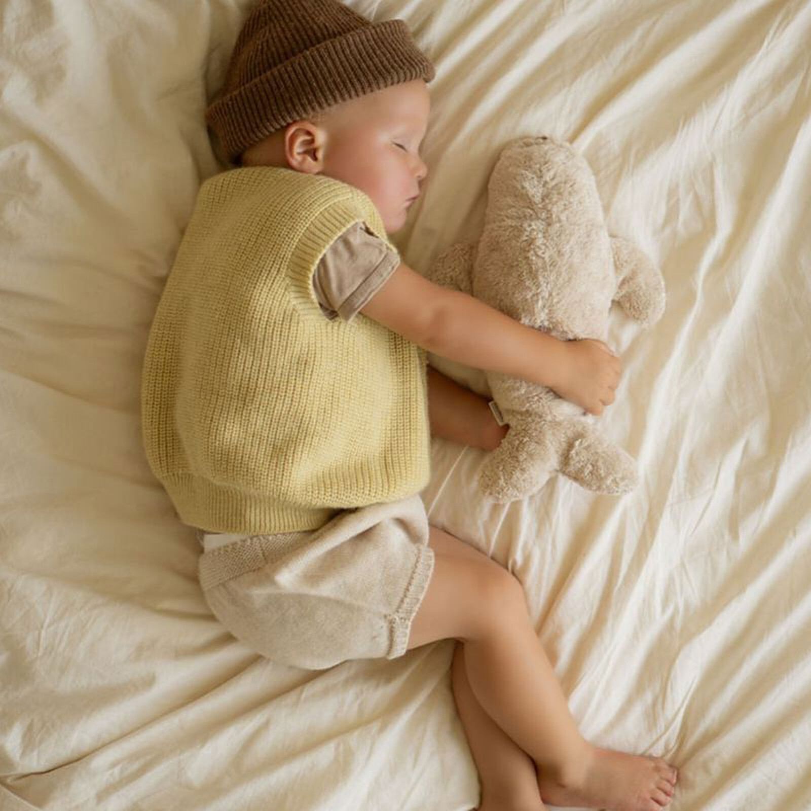 phoque-sable-moonie-le-beguin-de-charlie peluche doudou phoque moonie couleur sable - peluche avec veilleuse et bruits blancs - idée cadeau de naissance - pour endormir bébé - de la marque Moonie - disponible en ligne et en boutique chez Le béguin de Charlie à Tours