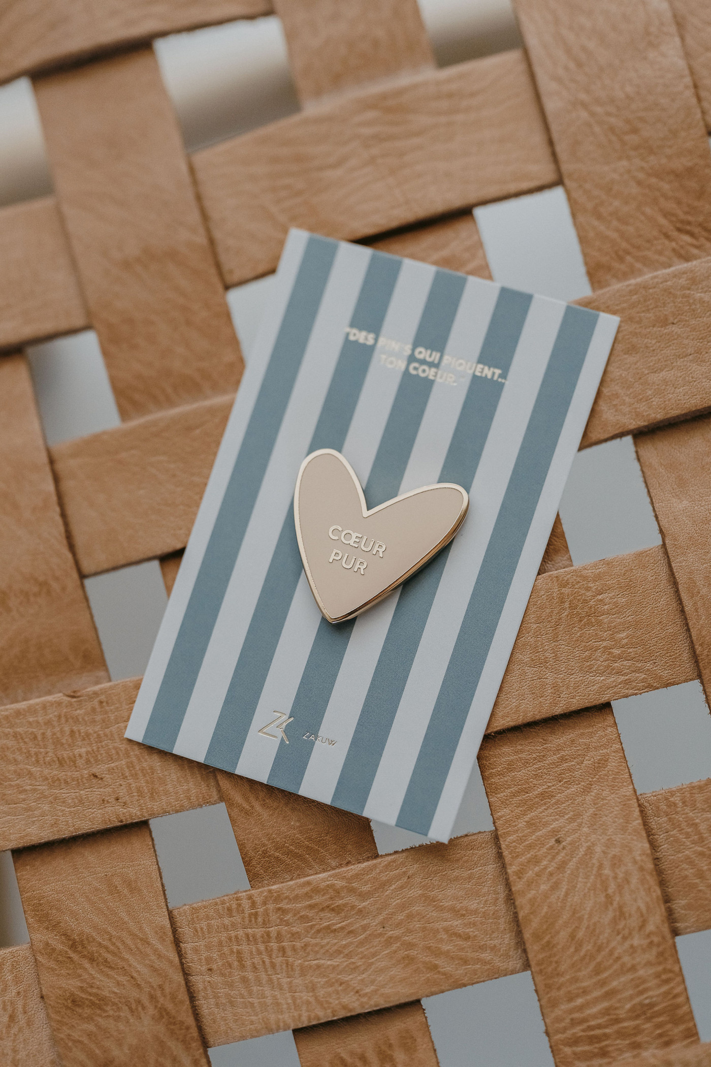 pin-s-coeur-pur-accessoire-le-beguin-de-charlie-zakuw pin's coeur pur - accessoire de mode nude pour enfants et adultes - idée petit cadeau de la marque Zakuw - disponible en ligne et en boutique chez Le béguin de Charlie à Tours