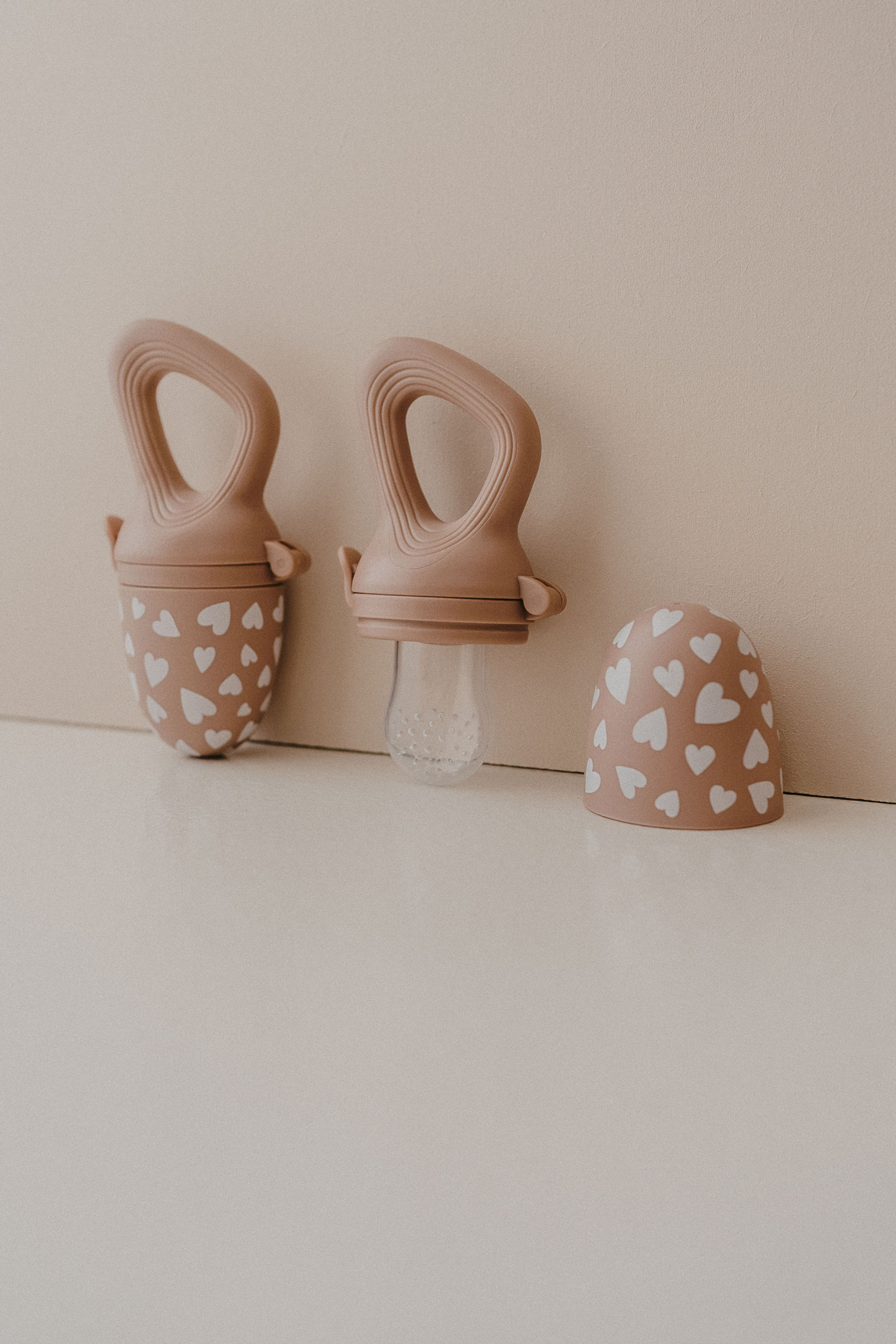 tetine-grignoteuse-bebe-love-taupe-zakuw-le-beguin-de-charlie tétine grignoteuse motif Love taupe - pour la diversification alimentaire - idée cadeau de naissance - tétine grignoteuse de la marque Zakuw - disponible en ligne et en boutique chez Le béguin de Charlie à Tours