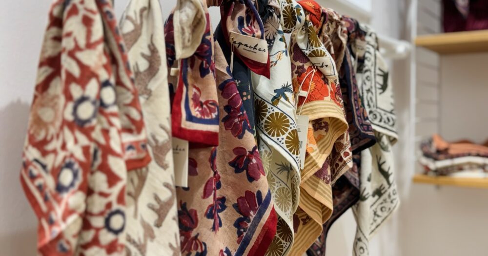 Foulards de la marque Apaches - accessoire mode enfants et adultes - pour toute la famille - en ligne ou en boutique chez Le béguin de Charlie