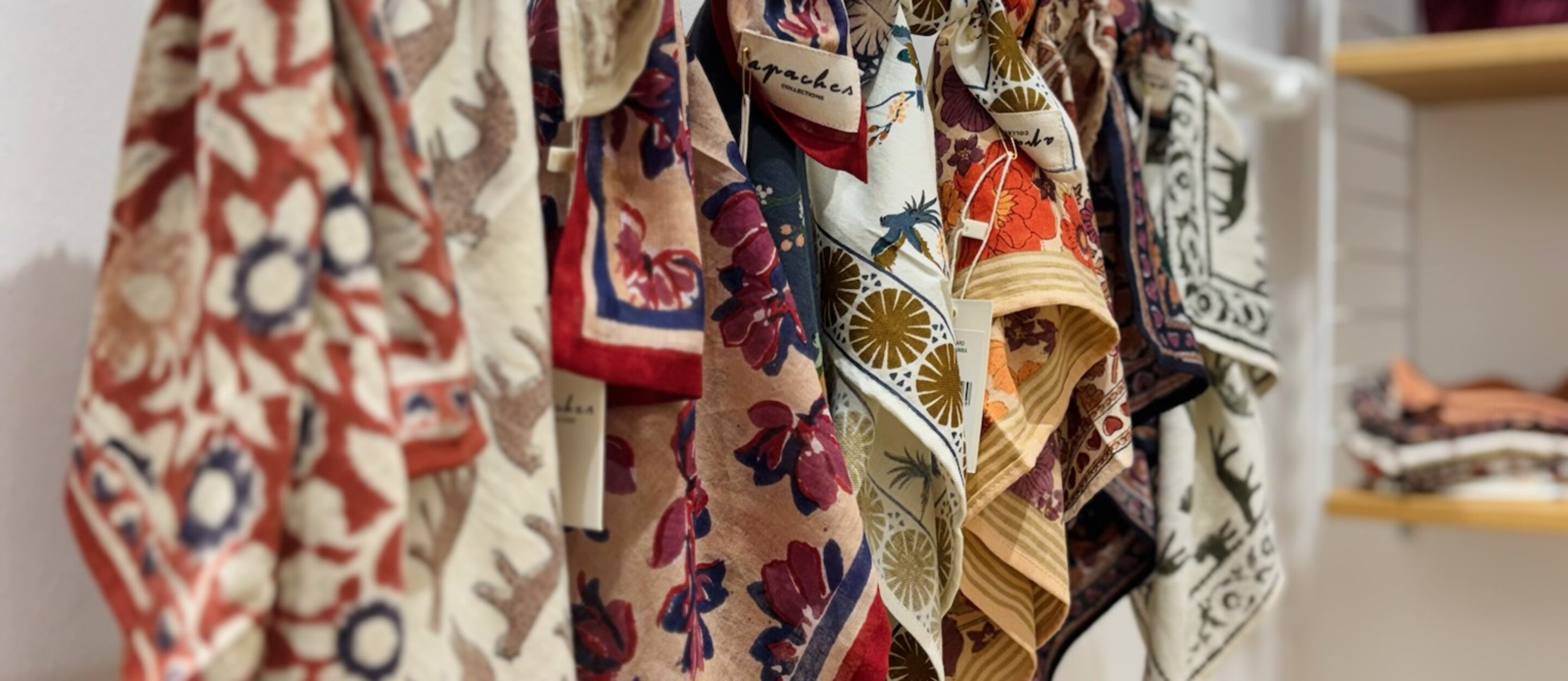 Foulards de la marque Apaches - accessoire mode enfants et adultes - pour toute la famille - en ligne ou en boutique chez Le béguin de Charlie