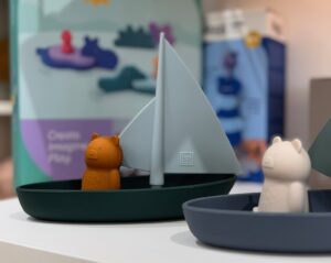 jouets de bain bateau en silicone de la marque Liewood vendu avec des ours à clipper sur les bateaux