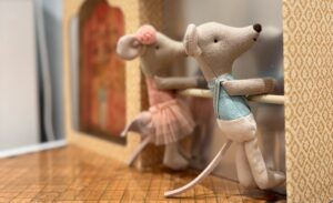souris danseuses dans le studio de danse nomade Maileg