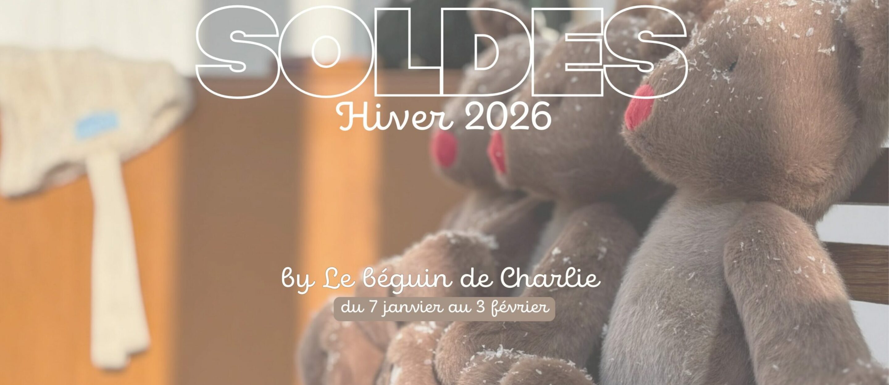 Peluches pour enfants exposées en vitrine avec l’inscription « Soldes Hiver 2026 ».