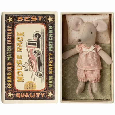 souris petite soeur dans sa boite - jouets figurine souris - souris petite soeur en pyjama - jouets enfants - de la Marque Maileg - disponible en ligne et en boutique chez Le béguin de Charlie à Tours