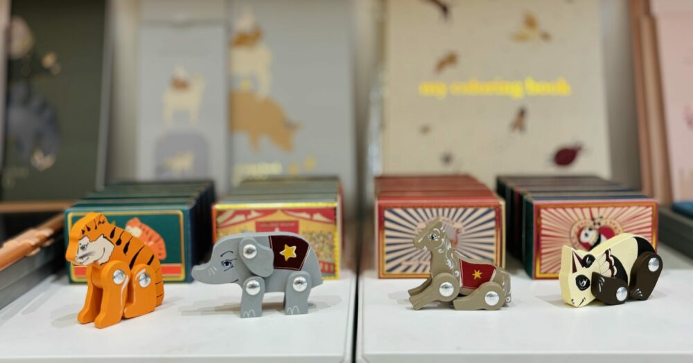 petites animaux de cirque articulés en bois de la marque Konges Slojd chez Le béguin de Charlie