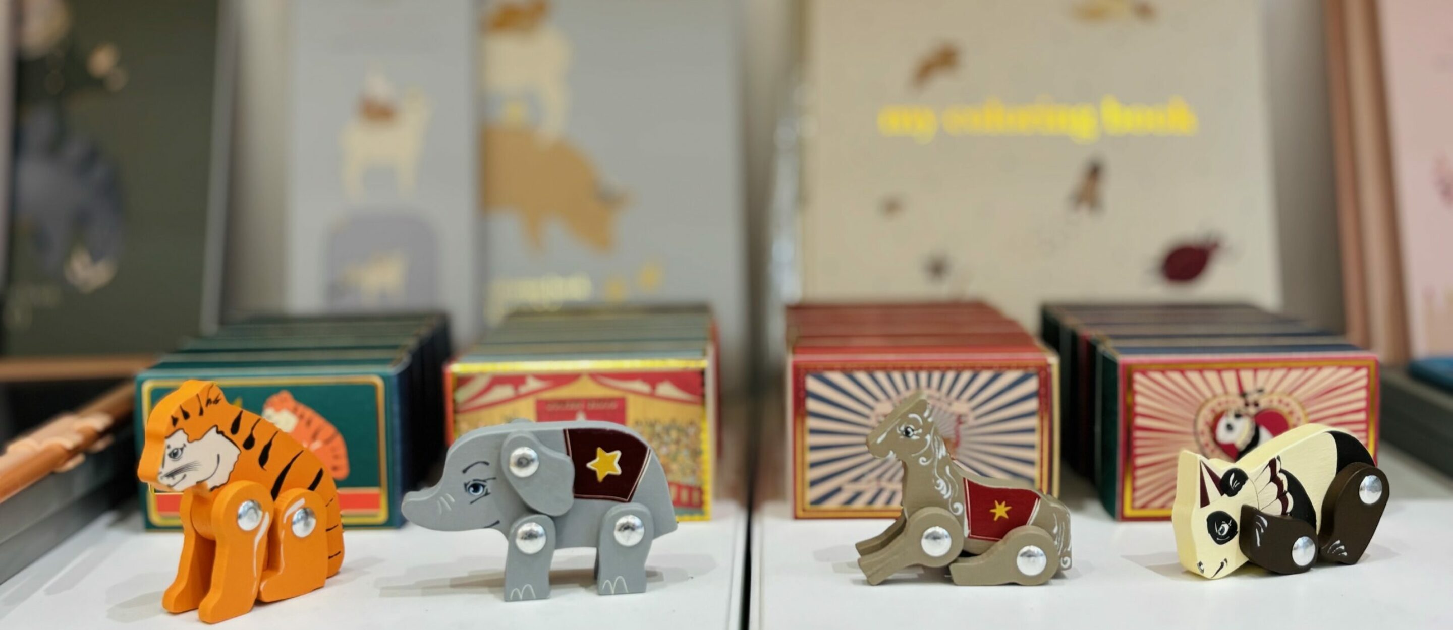 petites animaux de cirque articulés en bois de la marque Konges Slojd chez Le béguin de Charlie