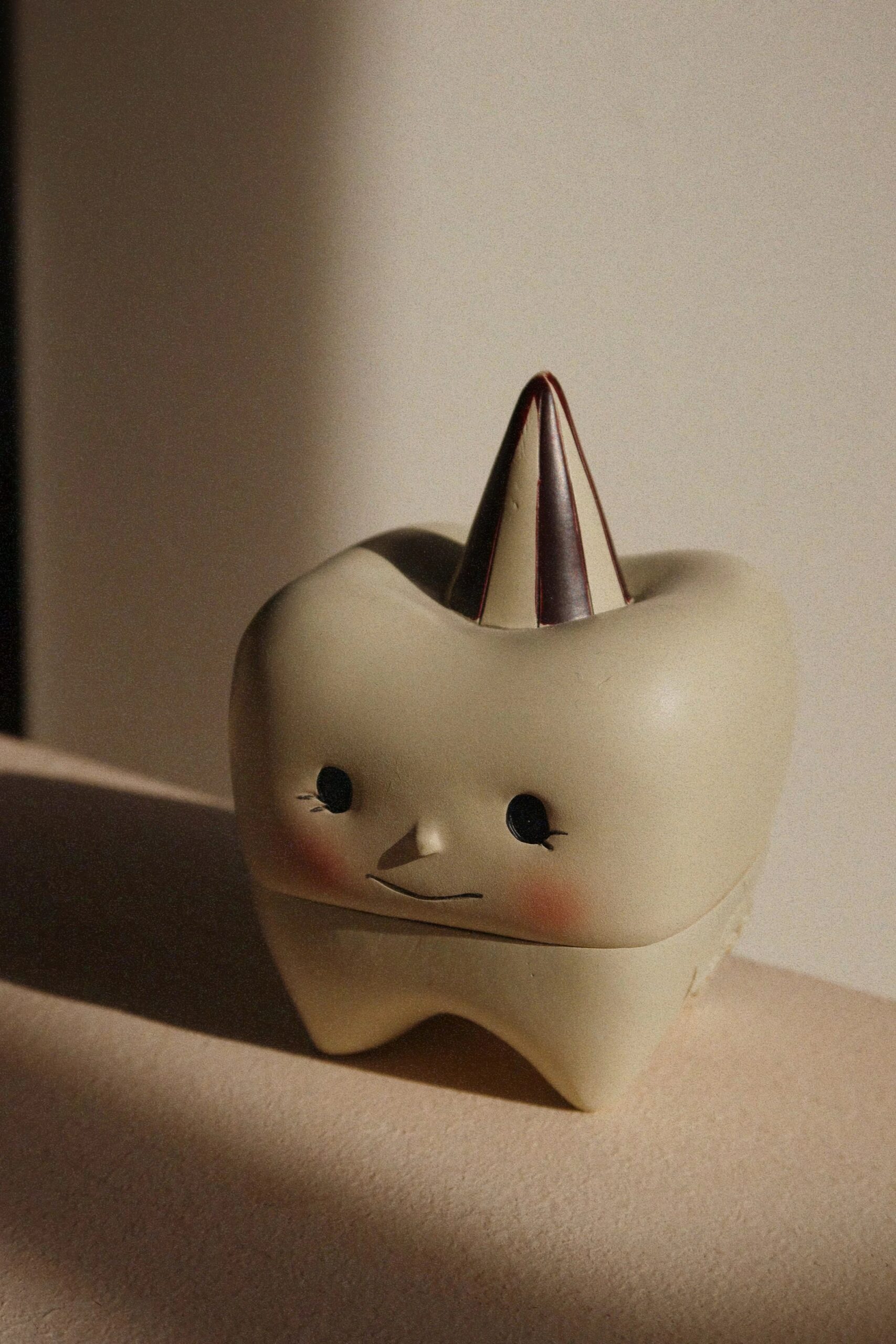 boite-a-dents-en-forme-de-dent-konges-slojd-le-beguin-de-charlie jolie petite boite à dents pour enfant de la marque Konges Slojd