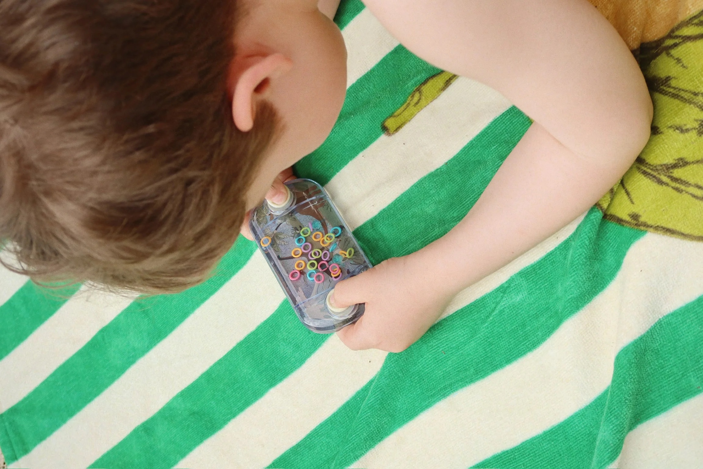 jeu-a-eau-dino-enfant-konges-slojd-le-beguin-de-charlie game boy jeu à eau avec anneaux dinosaure pour enfant de la marque Konges Slojd