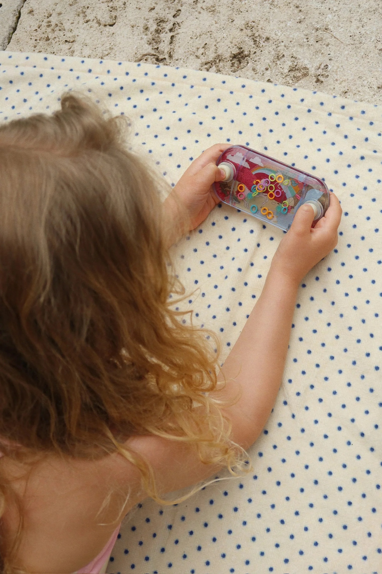 jeu-d-eau-enfant-konges-slojd-le-beguin-de-charlie game boy jeu à eau avec anneaux licorne pour enfant de la marque Konges Slojd