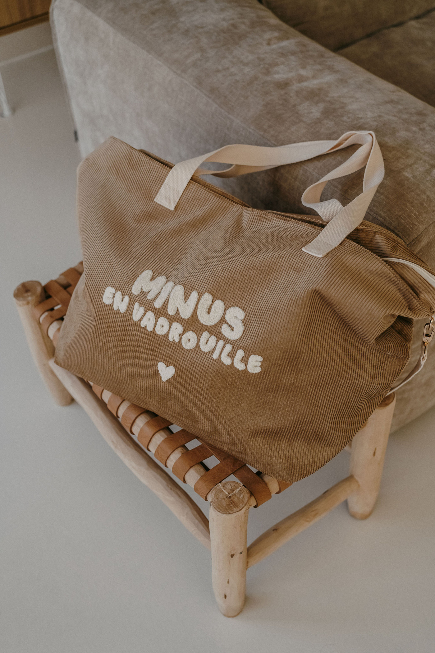 sac-velours-minus-en-vadrouille-zakuw-le-beguin-de-charlie sac voyage en velours beige "minus en vadrouille" de la marque Zakuw