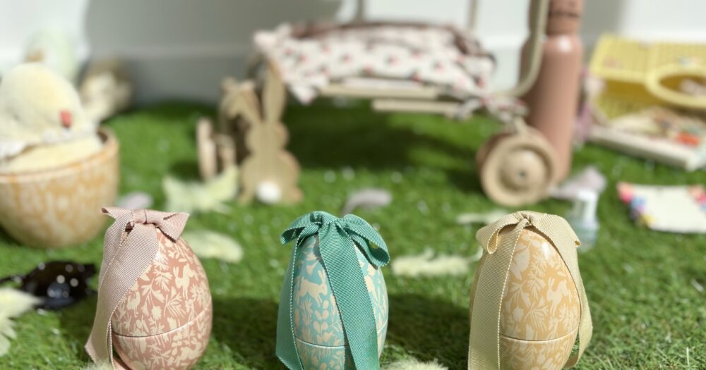 oeufs de pâques de la marque Maileg dans la vitrine de Pâques chez Le béguin de Charlie