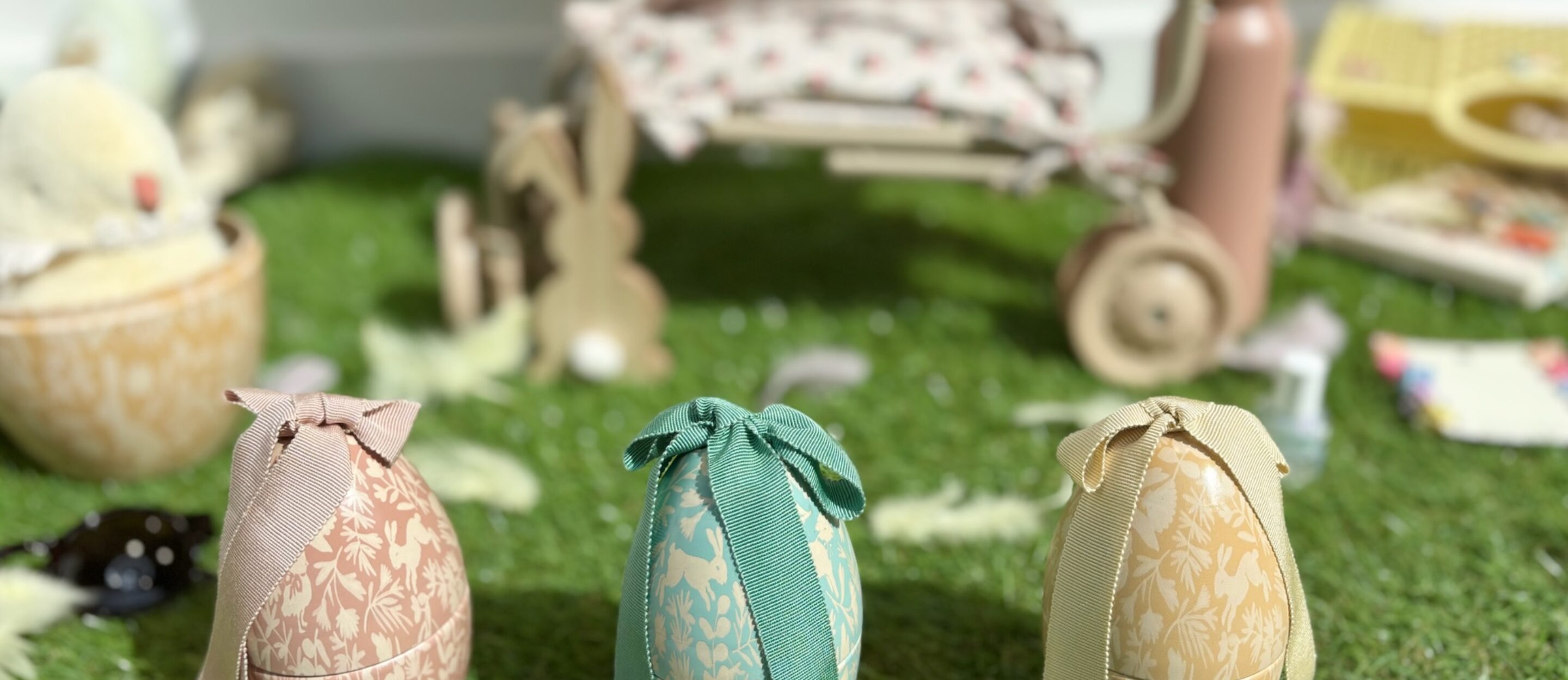 oeufs de pâques de la marque Maileg dans la vitrine de Pâques chez Le béguin de Charlie