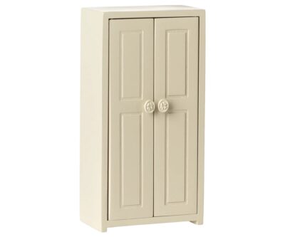 armoire pour souris en bois blanc vendue avec des ceinture de la marque Maileg chez Le béguin de Charlie