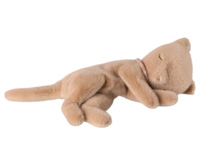 peluche chat qui dort beige avec un petit collier tout doux de la marque Maileg chez Le béguin de Charlie