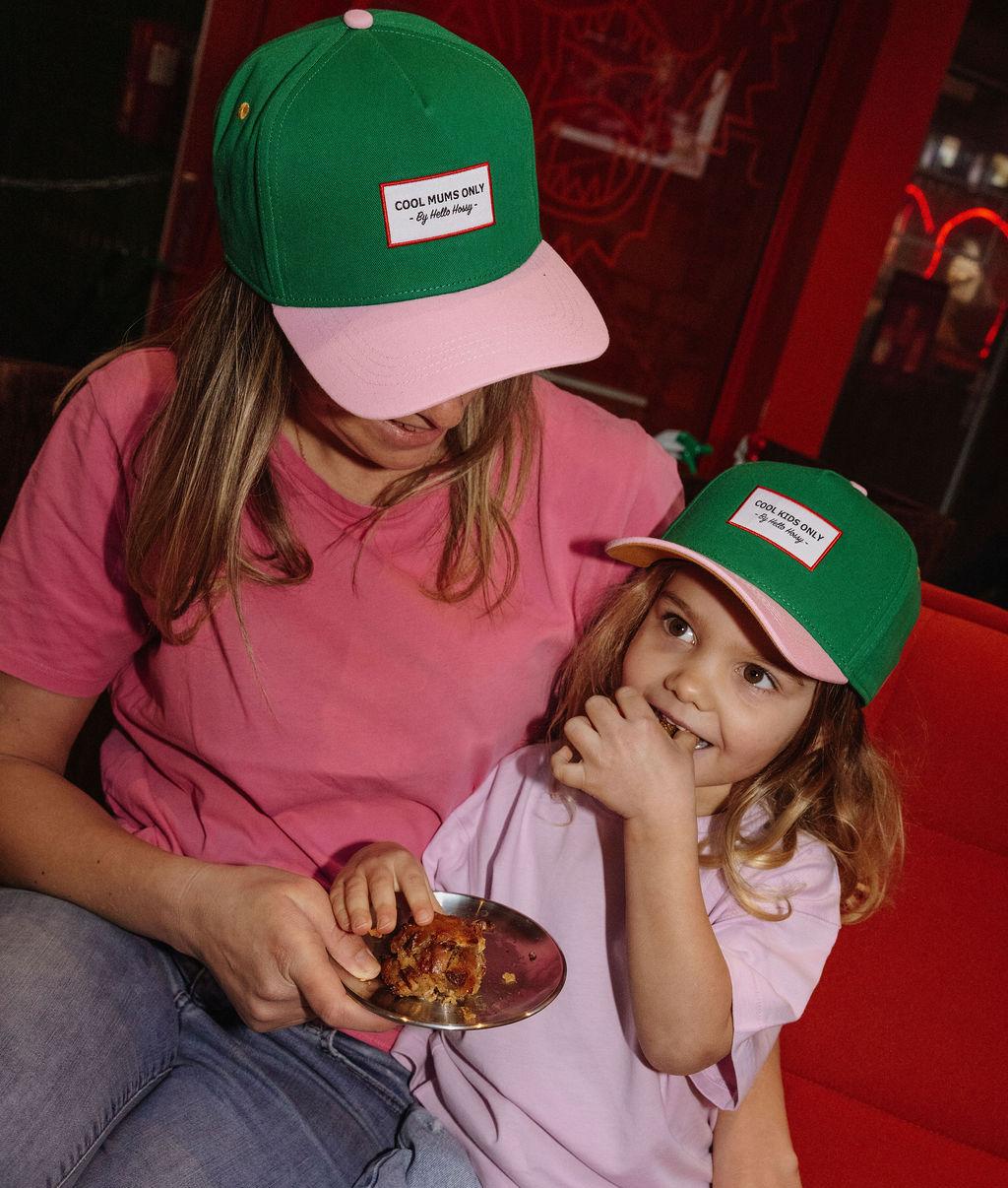 casquette-mini-green-hello-hossy-le-beguin-de-charlie casquette mini green avec visière rose pour enfant et adulte de la marque Hello Hossy